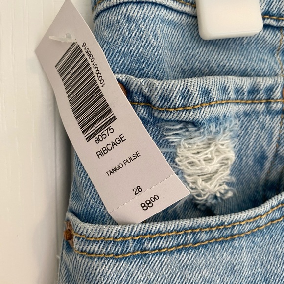 Levi’s Ribcage Short - Picture 3 of 3